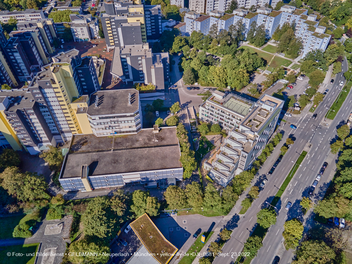 23.09.2022 - Karl-Marx-Ring 53-53c und Studentenwohnheim und Marx-Zentrum in Neuperlach